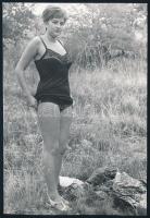 cca 1974 Erdei tisztás szolidan erotikus eseménye, 13 db vintage fotó, 17x12 cm / 13 erotic photos, ...