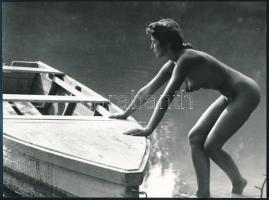 cca 1983 Hajnali indulás, jelzés nélküli vintage fotóművészeti alkotás, 20x26,5 cm / erotic photo, 20x26,5 cm