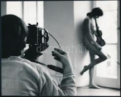 cca 1982 Aktfotózás, jelzés nélküli vintage fotóművészeti alkotás, 20x25 cm / erotic photos, 20x25 cm