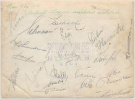 1936 Az osztrák és magyar válogatott tagjainak (Szűcs György, Kállai Lipót, Willibald Schmaus, Franz Hanreiter, stb.) aláírásai  a magyar csapatot ábrázoló fotó hátulján, R. Werian bécsi műterméből, 13×18 cm