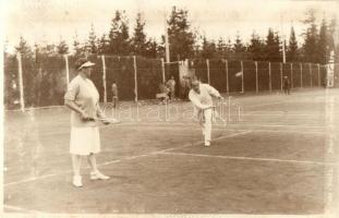 Ótátrafüred, Stary Smokovec, Alt-Schmecks; páros teniszezők, teniszpálya, mérkőzés / tennis doubles, tennis court, tennis match, photo (ragasztónyomok / glue marks)