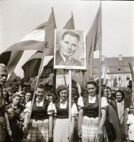 1968 Komárom, Dobi István politikai gyűlése, választási beszámolója, 13 db vintage negatív Kotnyek A...