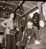 cca 1958 Debrecen, kalauz a villamoson, 2 db vintage negatív Kotnyek Antal (1921-1990) fotóriporter hagyatékából, 6x6 cm