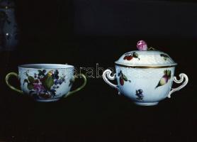 cca 1955 Herendi Porcelángyár termékei, 13 db szabadon felhasználható vintage negatív, 6x9 cm és 9x1...