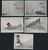 cca 1970 Bugac, a homokdűnék asszonya, 13 db vintage fotó Vincze János (1922-1998) hagyatékából, 6x9...