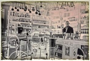 cca 1935 Hajós, Walter József vegyesboltja, vintage üveglemez negatív Lőcsei Árpád (?-?) hagyatékából, 10x15 cm