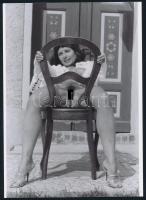 cca 1976 Játékos modellek, szolidan erotikus fényképek, 13 db mai nagyítás korabeli negatívokról, 13...