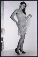 cca 1974 Szépek és büszkék, szolidan erotikus fényképek, 21 db mai nagyítás korabeli negatívokról, 1...