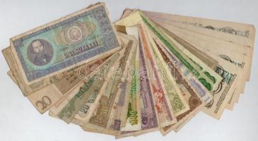 Vegyes: 62db-os papírpénz tétel, közte román, olasz, osztrák, német és kevés lengyel bankjegy T:III,III- Mixed: 62pcs of paper money, with Romanian, Italian, Austrian, German and a few Polish banknotes C:F,VG