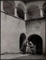 cca 1936 Osoha László (?-?): Idős hölgyek, pecséttel jelzett, vintage fotóművészeti alkotás, kiállítási emlékjegyekkel, 35,5x27 cm