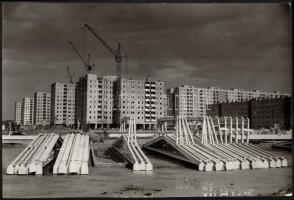 cca 1977 Budapesti városképek, életképek, 5 db feliratozott vintage fotó, 40x30 cm és 15x40 cm közöt...