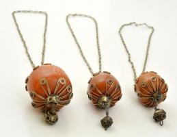 Borostyánnal díszített függő, 3 db, fém lánccal, h: 9 és 8 cm