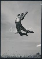 cca 1935 Ugrás a felhők közé, jelzés nélküli vintage fotó, felületén törésvonalak, Szentpál Olga mozgásművészeti iskolájának archívumából, 23x17 cm