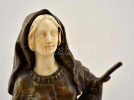 Peter Tereszczuk (1875-1963): Figurális névjegykártyatartó. Bronz, elefántcsont (hajszál repedéssel)...