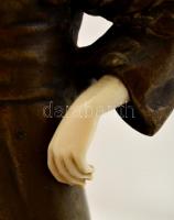 Peter Tereszczuk (1875-1963): Figurális névjegykártyatartó. Bronz, elefántcsont (hajszál repedéssel)...