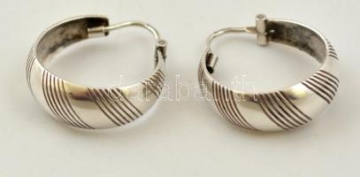 Ezüst(Ag) bordázott karikafülbevalópár, jelzett, 2,5x2 cm, nettó: 4,1 g