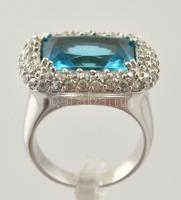 Ezüst(Ag) kék üveg kővel díszített gyűrű, jelzett, méret: 53, bruttó: 10,1 g