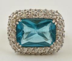 Ezüst(Ag) kék üveg kővel díszített gyűrű, jelzett, méret: 53, bruttó: 10,1 g