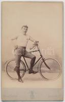 cca 1890 iszeni Iszer Károly (1861-1929) újságíró, sportszervező kerékpárral, keményhátú fotó Mai Manó műterméből, 16,5×10,5 cm