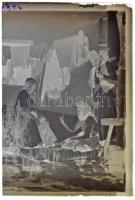 cca 1930 Kártyavető jósnő egy falusi ház tornácán, üveglemez negatív Kerny István (1879-1963) hagyatékából, 10x7 cm
