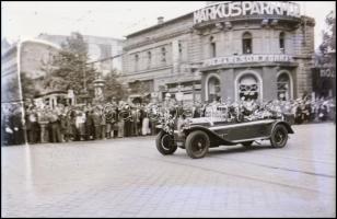 cca 1930 Budapest, nyitott automobilon érkezik valaki, háttérben ünneplő tömeggel, üveglemez negatív, 6x9 cm