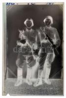 1955 Katonák dobtáras gépkarabéllyal, műtermi vintage síkfilm negatív, szabadon felhasználható, 15x10 cm