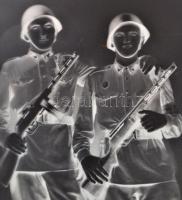 1955 Katonák dobtáras gépkarabéllyal, műtermi vintage síkfilm negatív, szabadon felhasználható, 15x1...