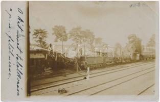 1908 Hajdúszoboszló - 5 db fotó képeslap a vasúti szerencsétlenségről; Tehervonat és személyvonat üt...