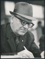 Rajki Béla (1909-200) úszó, vízilabdázó, sportvezető portréja, sajtófotó (Magyar hírek), hátulján feliratozva, pecséttel jelzett, 24×18 cm