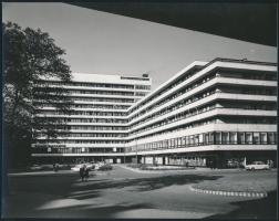 cca 1989 Budapest, VIII., az Állami Biztosító épülete a Köztársaság tér - Luther utca sarkán, 3 db fotó, hátuljukon feliratozva, 17,5×23,5 cm