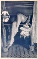 Erotikus nyomtatványok tétele, különböző kiadványokból, néhányon hajtásnyomokkal, 7 db