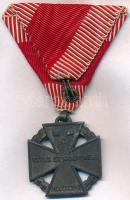 1916. "Károly-csapatkereszt" cink kitüntetés nem eredeti mellszalagon, peremen gyártói jel...