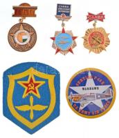 5db-os vegyes, főként szovjet militária jelvény és felvarró tétel, közte Curtiss P-40E - U.S. Army Air Force jelvény + modern szovjet légierő pilóta felvarró + 1956-1991 Déli Hadsereg Csoport Veterán Kitüntetés szovjet aranyozott, zománcozott fém kitüntetés T:1-,2 5pcs of various, mainly Soviet military badges, including Curtiss P-40E - U.S. Army Air Force badge + modern Soviet air force pilot patch + 1956-1991 Southern Army Group Veteran Medal Soviet gold plated, enamelled metal decoration C:AU,XF