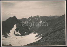 cca 1910 Magas-Tátra, kilátás a Hunfalvi-nyeregről a Bástya felé, Erdélyi Mór felvétele, hátulján feliratozva, 11,5×16 cm /  cca 1910 Vysoké Tatry, the view from sedlo Váha towards the Bašta, vintage photo, with notes on its back, 11,5×16 cm