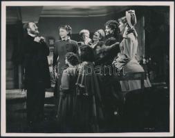 Vivien Leigh és partnerei, Hugh Dompster, Marry Kerride, Sally Ann Howes az Anna Karenina című filmben, hátoldalon feliratozva, 26x20,5 cm