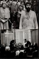 Kis sajtófotó-gyűjtemény: színház, színészek, operaénekesek,  egy részük hátulján feliratozva, össze...