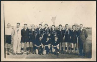 1937 A győztes csapat a MAFE-DEAC mérkőzés után, fotólap, hátulján feliratozva, 9×14 cm