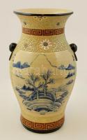 Tájképes kínai váza, kézzel festett, jelzett, tetején apró hajszál repedéssel, m:32,5 cm