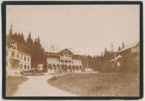 cca 1890-1900 Körmöcbánya (?) Vadászkürt Jagdhorn szálló, keményhátú fotó, 13x18 cm./ cca 1890-1900  Kremnica/ Kremnitz (?) Hotel Jagdorn (Hotel Huntinghorn), board photo, 13x18 cm.