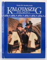 Váradi Pál, Borbély Anikó: Kalotaszeg. Felszeg. Bp., 1989, Zrínyi. Kiadói kartonált papírkötés, kissé kopottas gerinccel. Az egyik szerző, Borbély Anikó által dedikált.