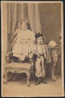 cca 1900 Lengyel  népviseletbe öltözött gyerekek, keményhátú fotó, feliratozva, 9,5x6 cm