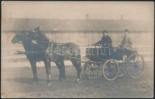 cca 1910-1920 Lovasfogat  3-as rajtszámmal, fotólap, 9x14 cm