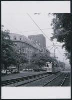 cca 1980 Budapest, A 2-es villamos a Mező Imre úton, modern előhívás, 17,5x12,5 cm