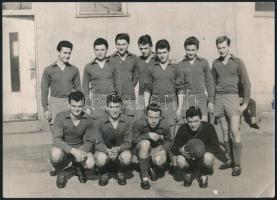 Futballcsapatok fotói, 2 db, felületükön törésnyommal, 13x18 és 18x23,5 cm