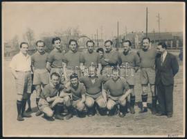 Futballcsapatok fotói, 2 db, felületükön törésnyommal, 13x18 és 18x23,5 cm