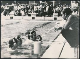 Eligazítás vízilabda meccsen, jelzetlen fotó, 18x24 cm