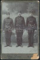 cca 1900 Tűzoltók műtermi fotója, keményhátú fotó Pabar budafoki műterméből, sérülésekkel, 14x11 cm