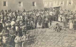 1914 Arad, Tömeg a várban kenyérosztáskor a háború alatt. Eredeti fotó felvétel! / Distributing bread in the castle during war time, photo (EK)