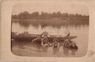1916 Újvidék, Novi Sad; fürdőzők csoportképe, csónakban ülő hölgyek / bathing people, ladies sitting in a rowing boat, group photo (EK)
