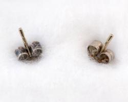 Bizsu gömb-alakú fülbevaló pár, apró szintetikus kövekkel,